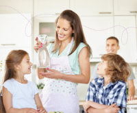 Familia beber agua